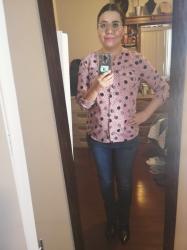 Outfit propio: Camisa rosa de bolitas + jeans azul oscuro.