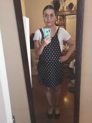 Outfit propio: Camiseta blanca + peto vestido polka dots.