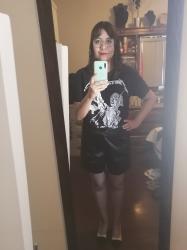 Outfit propio: Camiseta negra de Metallica + short negro satinado.