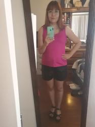 Outfit propio: Blusa rosa sin mangas + shorts negros satinados.