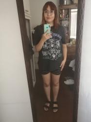  Outfit propio: Camiseta gris de Guns and Roses + short negro/blanco a cuadros.