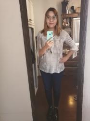  Outfit propio: Blusa blanca a cuadros + jeans azul oscuro.