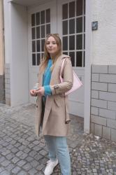 Frühlings-Outfit mit Mom Jeans und Trenchcoat