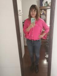 Outfit propio: Camisa satinada rosa fucsia + jeans azul medio.