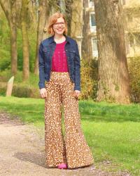 Duurzame outfit | Paarse top, flared broek & opvallende paarse schoenen