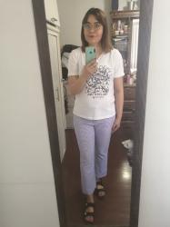 Outfit propio: Camiseta blanca con estampado de flores + pantalón lila/blanco a cuadros.