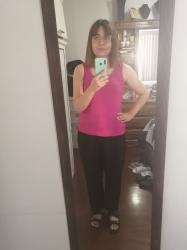 Outfit propio: Tank top rosa fucsia + pantalón negro de vestir.