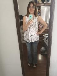 Outfit propio: Blusa blanca con estampado de pajaritos + jeans azules deslavado de campana.