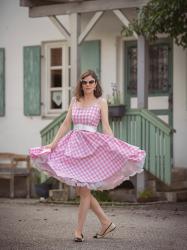 Cottagecore trifft Barbielook: Ein rosa Gingham-Kleid