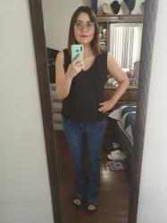 Outfit propio: Tank top negro + jeans acampanados con brillos.