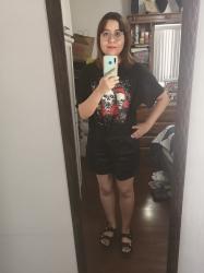 Outfit propio: Camiseta negra de calaveras + short satinado negro.