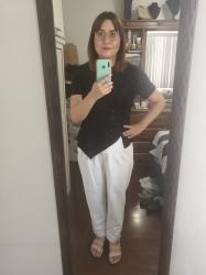 Outfit propio: Blusa negra + pantalón blanco.