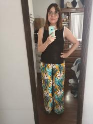 Outfit propio: Top negro con blanco + pantalón amarillo estampado estilo Hawaiano.