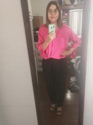 Outfit propio: Camisa satinada fucsia + pantalón negro.