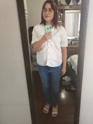 Outfit propio: Camisa de manga corta, blanca, de lino + jeans azul clásico.