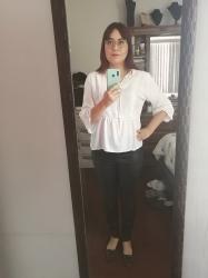 Outfit propio: Blusa blanca + pantalón negro de polipiel.