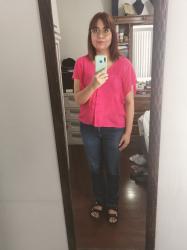 Outfit propio:Blusa rosa fucsia + jeans azul oscuro. 