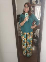 Outfit propio: Blusa azul turquesa de mangas ¾ + pantalón estilo hawaiano.