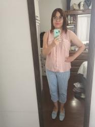 Outfit propio: Blusa sin mangas salmon + pantalón capri rayado azul cielo.