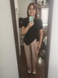 Outfit propio: Blusa negra + pantalón beige.