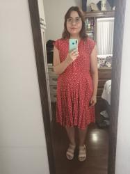 Outfit propio: Vestido rojo de puntos blancos.