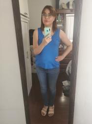 Outfit propio: Top azul + jeans azul oscuro.