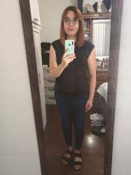 Outfit propio: Camiseta negra + jeans azul oscuro.