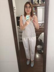 Outfit propio: Blusa blanca rayada + pantalón blanco.