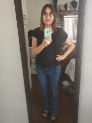 Outfit propio: Camiseta negra + jeans acampanados con brillitos.