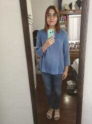 Outfit propio: Camisa azul cielo satinada + jeans azul oscuro.