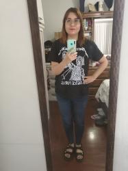 Outfit propio: Camiseta negra de Metallica + jeans azul fuerte.