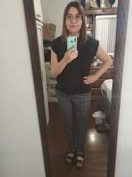 Outfit propio: Camiseta negra + pantalón gris a cuadros.