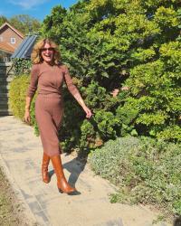 Brown knit dress: the perfect canvas for fall fashion looks