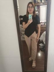 Outfit propio: Blusa negra con brillitos + pantalón beige.