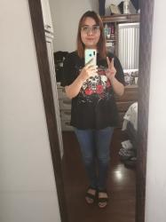 Outfit propio: Camiseta negra de calaveras + jeans azul fuerte.