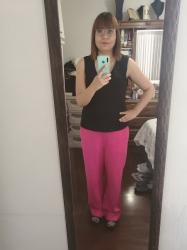 Outfit propio: Top negro + pantalón rosa fucsia.