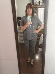 Outfit propio: Camiseta gris con frase Witch y luna estampada + pantalón negro/blanco a cuadros.