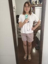 Outfit propio: Camiseta blanca con estampado de figurin + short rosa con estampado tipo tweed.