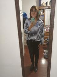 Outfit propio: Camisa blanca de rayas azules satinada + jeans negros.