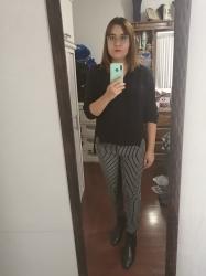 Outfit propio: Sueter negro + pantalón negro/blanco a cuadros.