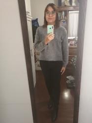 Outfit propio: Sueter gris con perlitas + jeans negros.