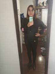 Outfit propio: Sudadera negra + pantalón pitillo negro.