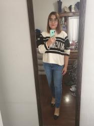 Outfit propio: Sueter blanco con franja negra + jeans azul clásico.