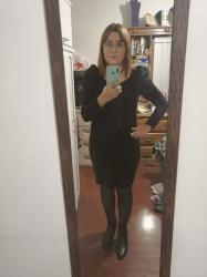 Outfit propio: Vestido negro con hombreras + blazer de terciopelo negro.