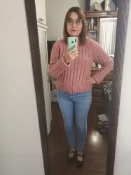 Outfit propio: Sueter rosa + jeans azul claro.