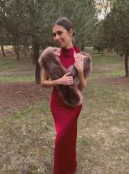 Elegancia y estilo: el vestido rojo que abraza la Navidad