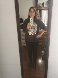 Outfit propio: Sudadera gris rata con estampado psicodélico + jeans negros.