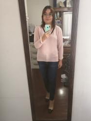 Outfit propio: Sueter rosa claro/negro + jeans azul oscuro.