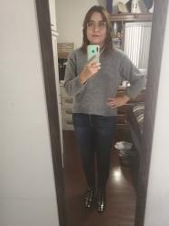 Outfit propio:Suéter gris con perlitas + jeans azul oscuro.