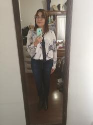 Outfit propio: Camisa blanca de flores azules + jeans azul fuerte.